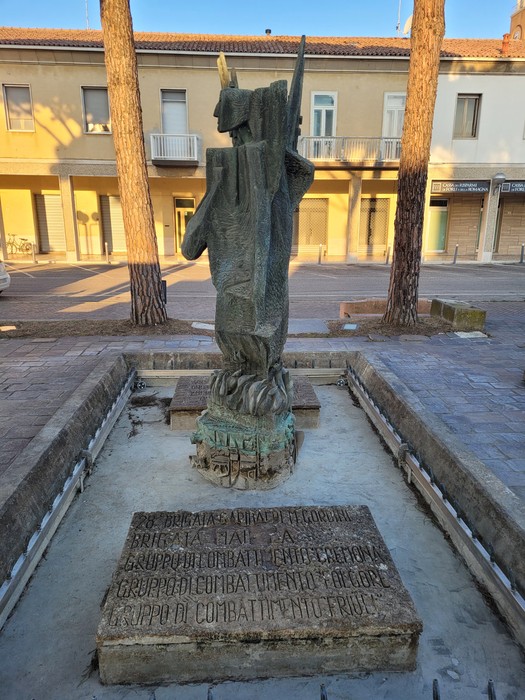 Monumento alla Resistenza, dedicato ai gruppi di combattimento durante la lotta per la libertà.