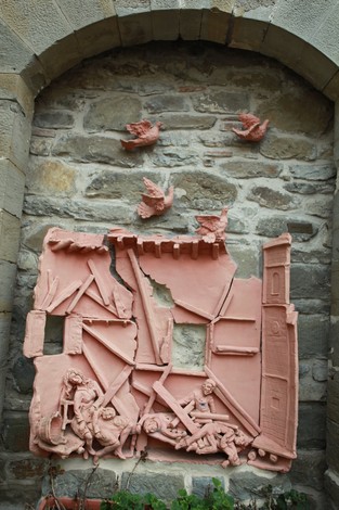 Monumento commemorativo in ceramica con dettagli astratti dedicato alle vittime della strage di Moggiona.