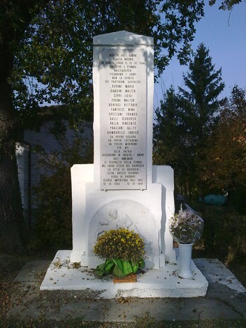 Monumento ai partigiani Sassolesi, in memoria dei caduti nella Resistenza contro il fascismo.