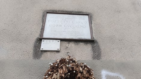 Lapide commemorativa dedicata a Pozzetti Carlo e Gobbi Guglielmo, affissa su un muro.