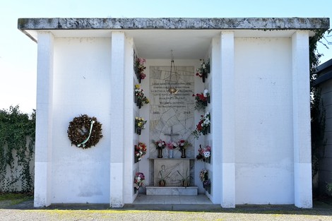 Sacrario dei Partigiani di Castenaso, monumento commemorativo con decorazioni floreali e elementi di significato storico.