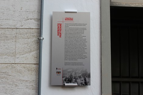 La fotografia ritrae una targa commemorativa dedicata ai fratelli Begnigna, simbolo della Resistenza.