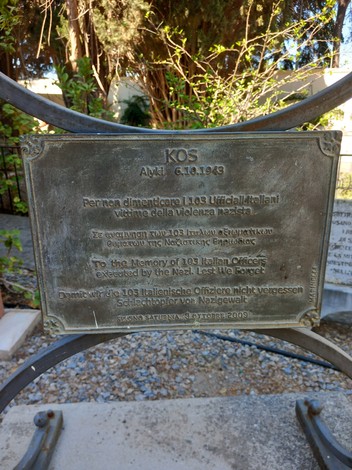 Sacrario dei caduti di Kos, monumento commemorativo dedicato ai 103 ufficiali italiani. Giardini e atmosfera solenne.