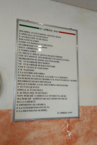 Pannello commemorativo del 25 Aprile 1945, festa della Liberazione in Italia.