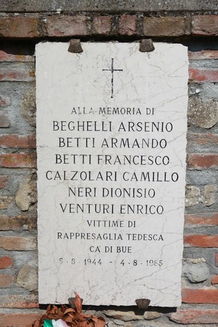 Monumento commemorativo ai partigiani di Ca' di Bue, con una targa dedicata alle vittime della rappresaglia tedesca.
