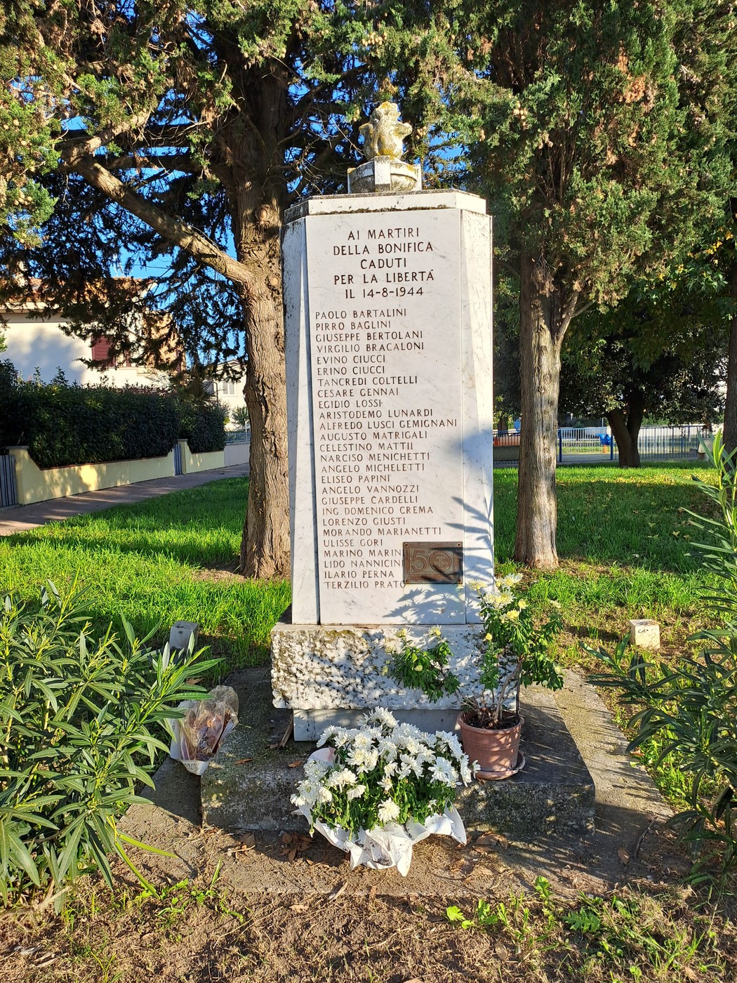 Monumento ai martiri della Bonifica, dedicato a coloro che hanno sacrificato la vita per la libertà nel 1944.