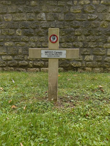 Croce commemorativa in "Campo dei Fucilati", un luogo di memoria per le vittime della guerra.