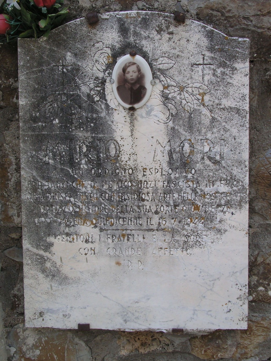 Sepolcri di Mori: monumenti commemorativi con iscrizioni in omaggio ai defunti, suggestivi e ricchi di storia.