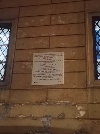 Lapide commemorativa dedicata a Alfredo Monaco e Marcello Ficca, situata su una parete.