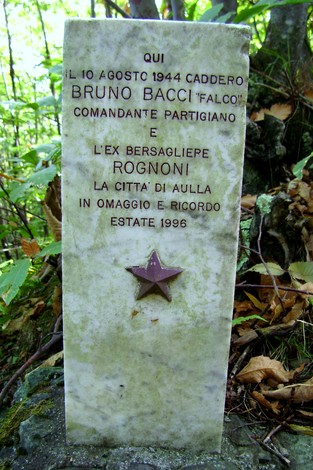 Cippo commemorativo dedicato a Bruno Bacci e Rognoni, partigiani caduti il 10 agosto 1944.
