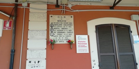 Lapide commemorativa dedicata a Defilippi, Berta e Di Gennaro, in onore dei caduti per la libertà.