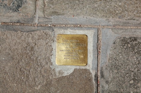 Pietra d'inciampo dedicata a Vittoria Tedeschi, commemorativa della sua deportazione.