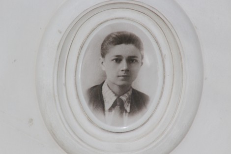 Ritratto in bianco e nero di un giovane partigiano all'interno del Sacrario dei partigiani di Torbella.