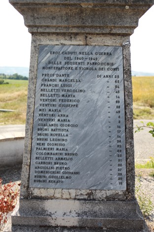 Monumento commemorativo "Croce delle Pradole" con nomi di eroi caduti nella Seconda Guerra Mondiale.