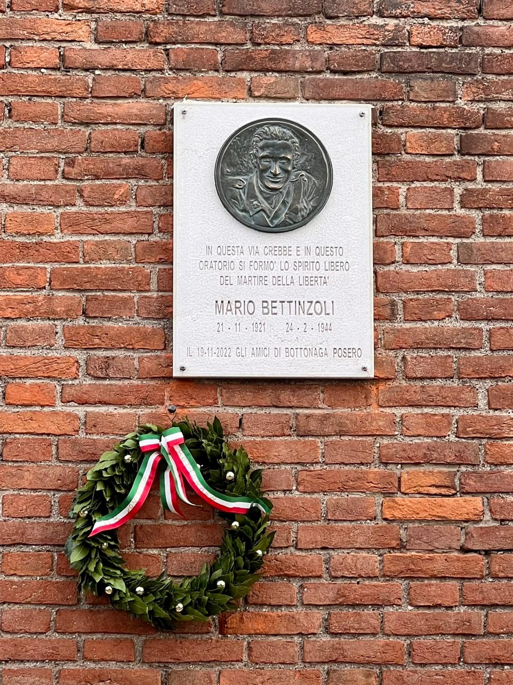 Lapide commemorativa di Mario Bettinzoli, martire della libertà a Bettinzoli, Brescia.