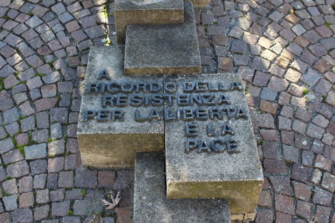 Monumento alla Resistenza, un omaggio a libertà e pace, con un design architettonico innovativo.