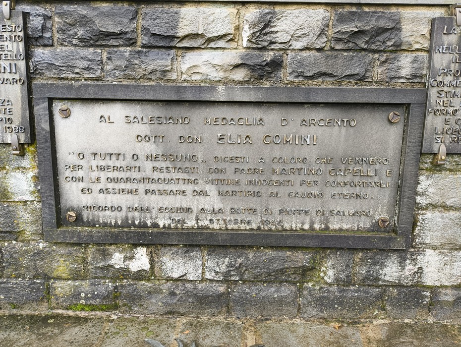 Monumento a Comini, commemorazione con iscrizioni in onore di Don Elia Comini e del suo operato.