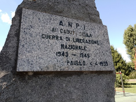 Monumento alla Liberazione con una targa commemorativa dedicata ai caduti della guerra di liberazione nazionale.
