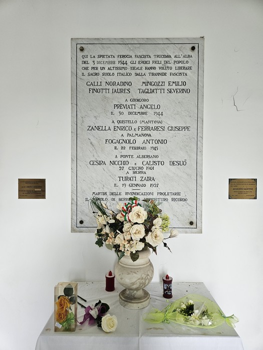 Il Sacrario dei Caduti è addobbato con fiori e dedica commemorativa in onore dei caduti.