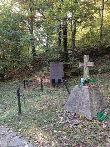 Fosse della Benedicta: sito storico in memoriale delle vittime della guerra, immerso nella natura e nella memoria.