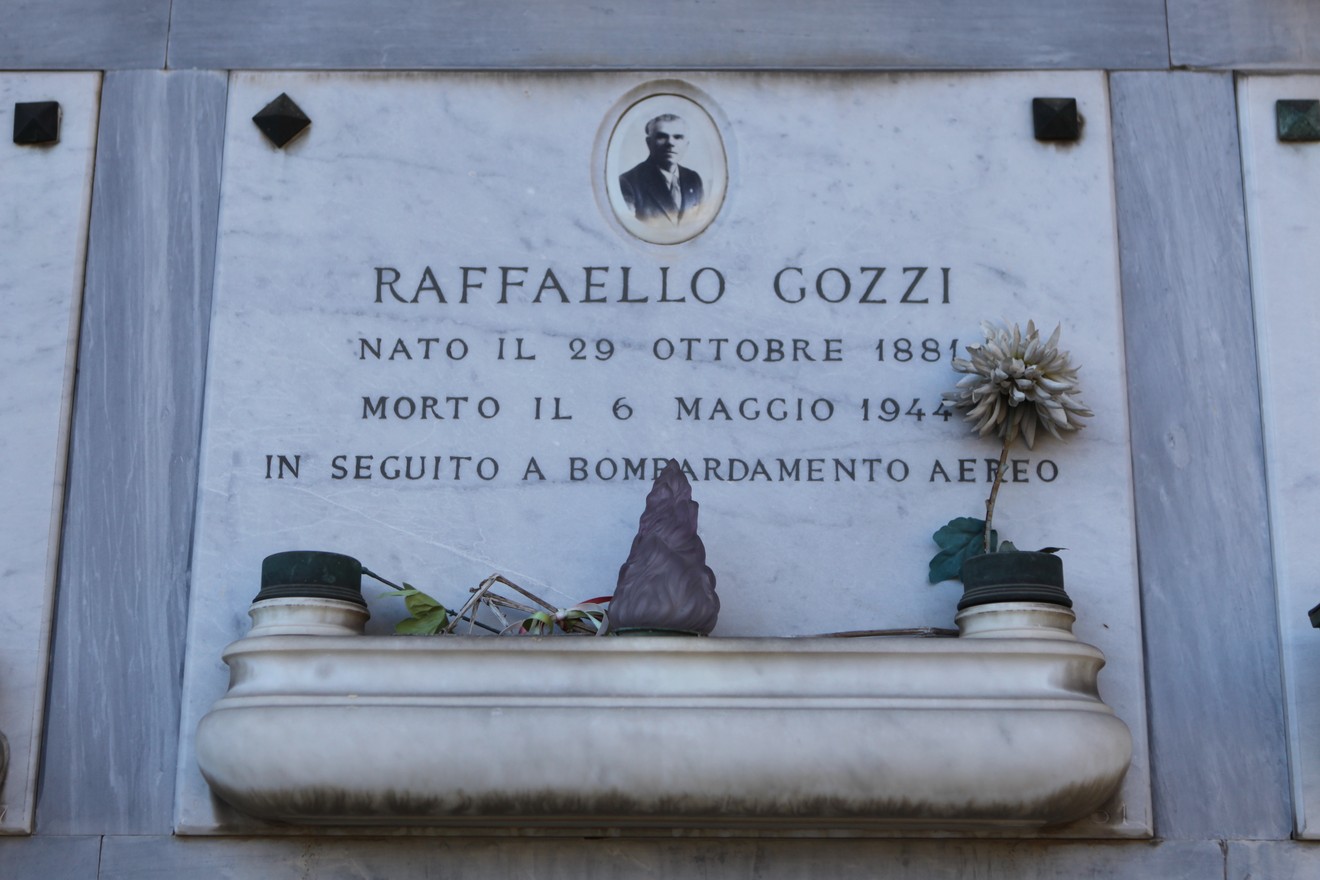 Sepolcro di Raffaello Gozzi, nato nel 1881 e morto nel 1944 a causa di un bombardamento aereo.