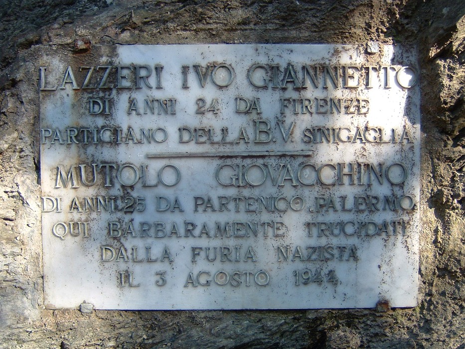 Cippo commemorativo dedicato ai caduti delle colonie di San Giorgio, con nomi e date di tragici eventi storici.