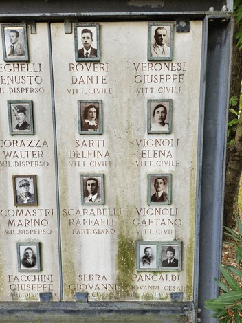 Lapidi commemorative dedicati ai caduti della Seconda Guerra Mondiale, con nomi e fotografie dei militari.