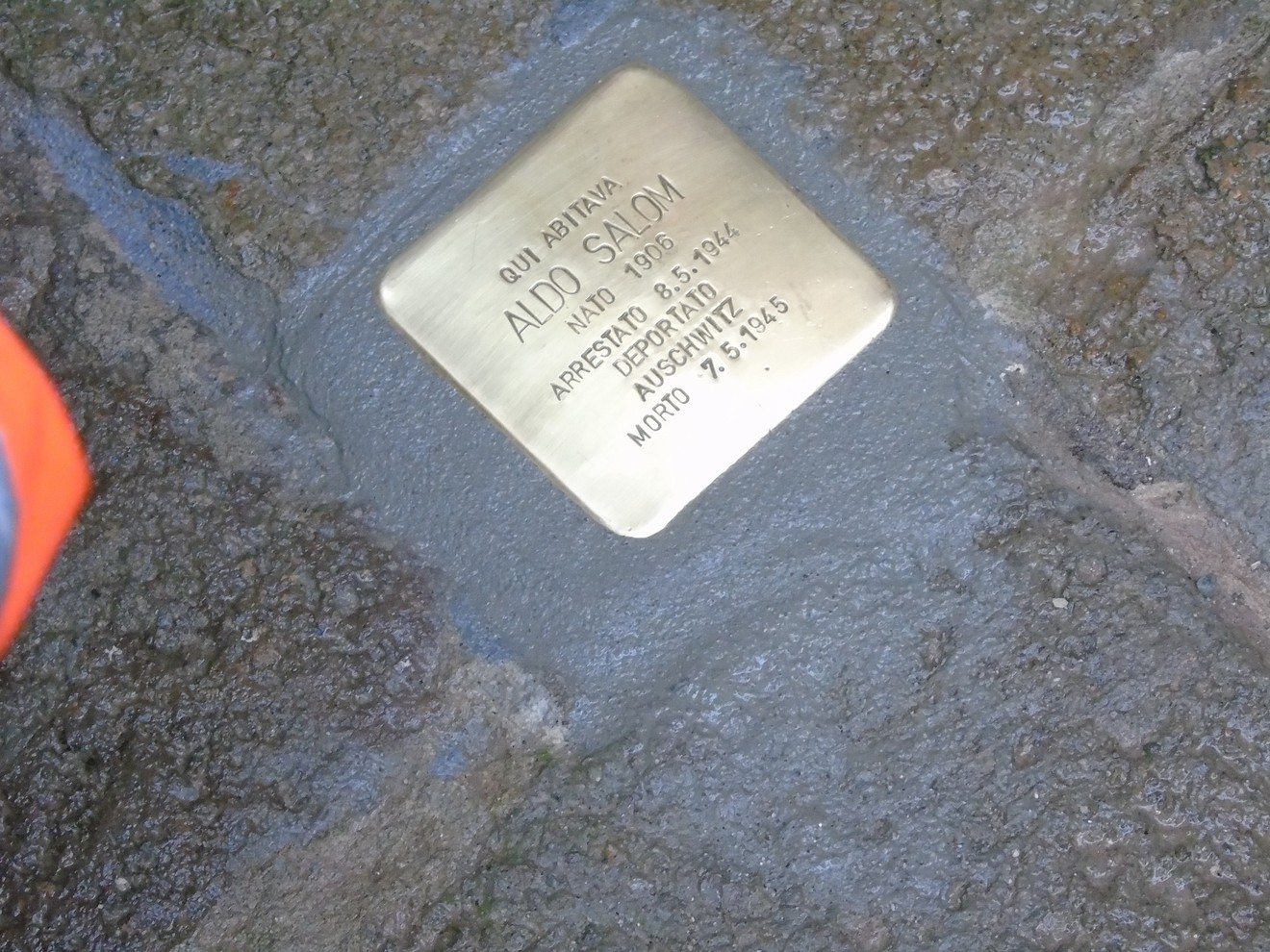 Pietra d'inciampo dedicata ad Aldo Salom, commemorando la sua vita e il destino tragico.