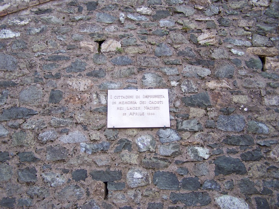 Monumenti al Parco della Rimembranza, dedicati alla memoria dei caduti nei conflitti. Riconoscimento storico.