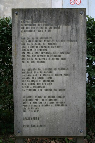 Monumento commemorativo nel cimitero di Stia, dedicato alla resistenza e alla libertà.