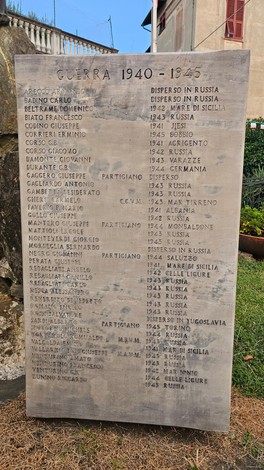 Monumento ai caduti con incisi i nomi dei soldati, in memoria delle vittime della guerra 1940-1945.