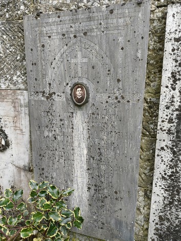 Sepolcri in memoria delle vittime di Giuncheto, con uno stile architettonico e decorativo.
