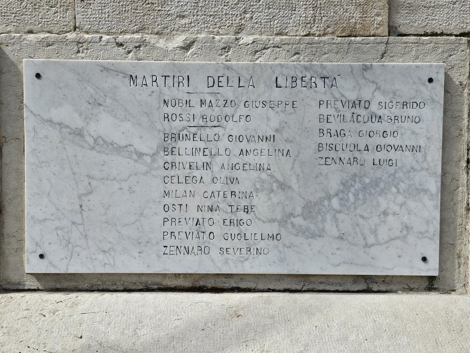 Monumento commemorativo ai caduti di Grignano Polesine, con nomi incisi su una placca in marmo.