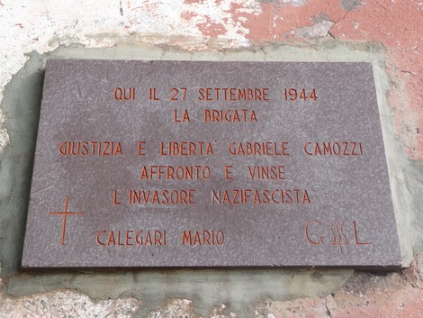 Lapide commemorativa dedicata alla brigata Giustizia e Libertà, in ricordo della lotta contro il nazifascismo.