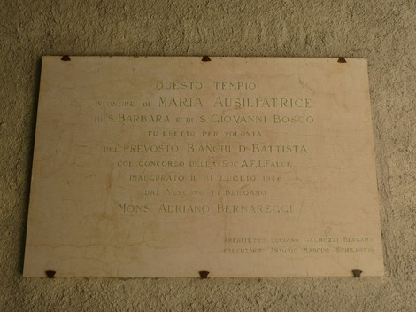 Viste del Tempio ai Dodici Martiri, un luogo di culto dedicato a Maria Ausiliatrice, con dettagli architettonici ed un'atmosfera serena.