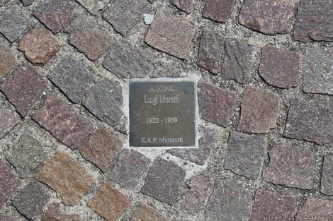 Pietra d'inciampo in memoria di Luigi Moretti, partigiano, collocata nel pavimento.