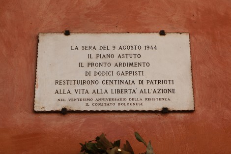 Lapide commemorativa che ricorda l'assalto alle carceri del 9 agosto 1944 da parte dei Gappisti.