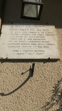 Lapide commemorativa dedicata a Aldo Maramotti, in ricordo del suo sacrificio per la libertà.