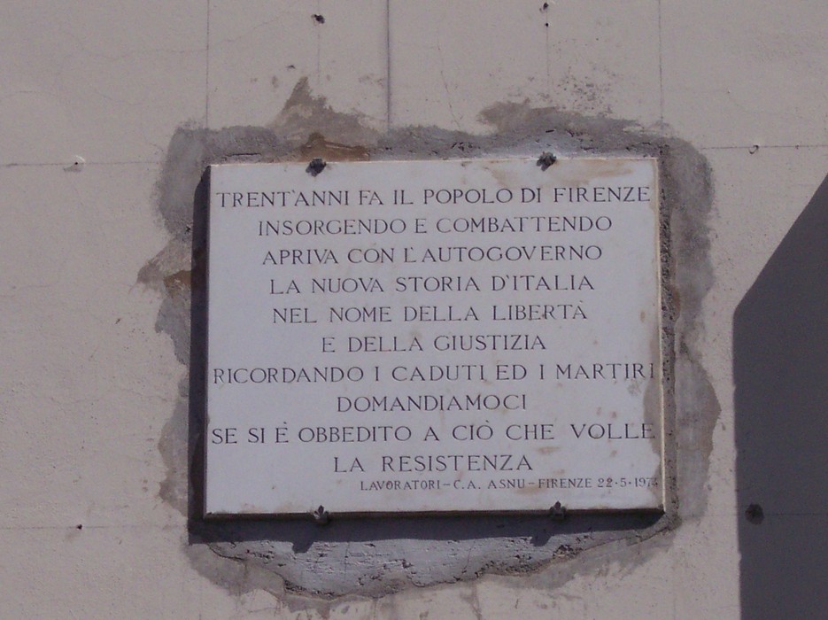 Lapide commemorativa del trentennale della Resistenza, a Firenze, dedicata ai caduti e martiri della libertà.