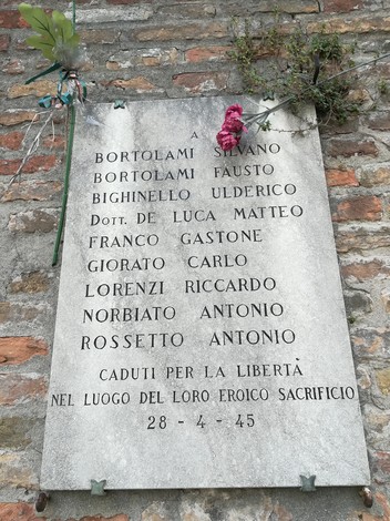Lapide commemorativa ai caduti partigiani in onore della libertà, situata presso il ponte dell'ospedale.