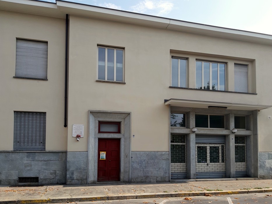 Lapide commemorativa dedicata ai martiri del Comitato Militare Regionale Piemontese su una facciata edifico.