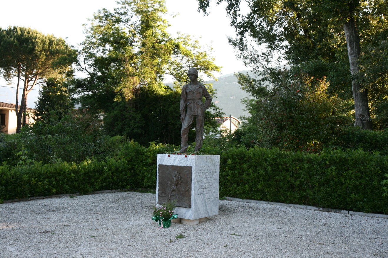 Monumento al soldato alleato, dedicato alla memoria dei combattenti, immerso nel verde e nella natura circostante.