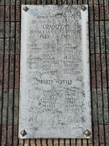 Lapide commemorativa a Gradizza, dedicata ai caduti della guerra 1940-1945.