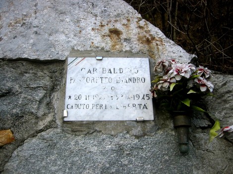 Lapide commemorativa a Pastoretto in onore di un caduto per la libertà.