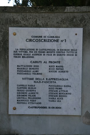 Lapide commemorativa delle vittime della guerra nel cimitero di Castelpoggio, Carrara.