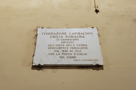 Lapide commemorativa dedicata ai garibaldini dell'Emilia Romagna, a ricordo dei patrioti sacrificatisi.