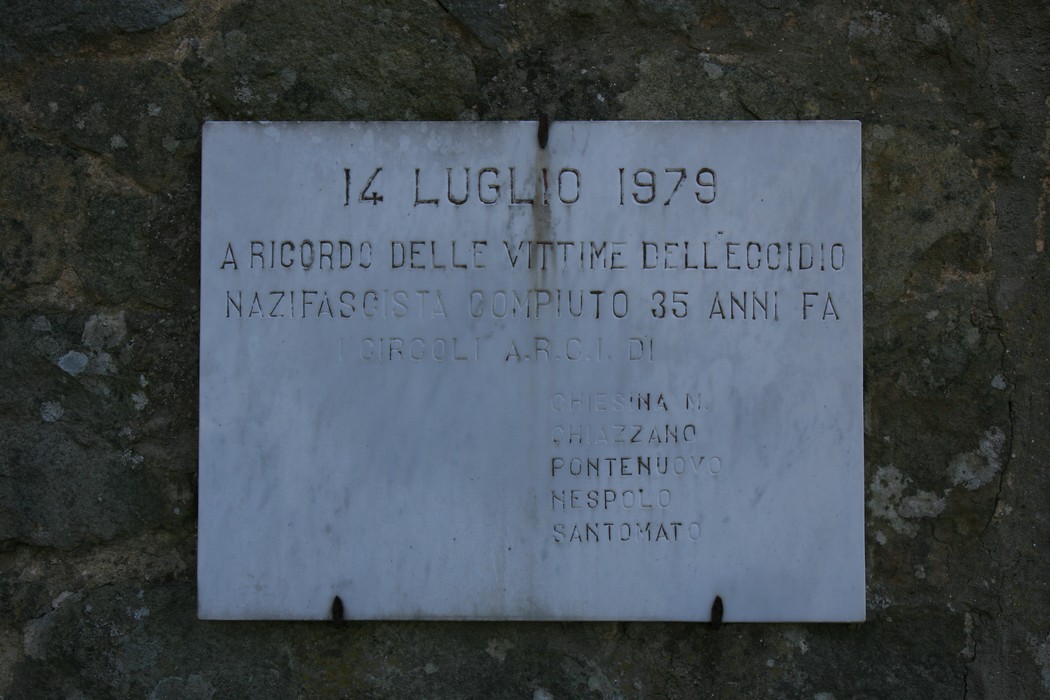 Lapidi commemorative dedicate alle vittime del nazifascismo nella Pianaccia, risalenti al 14 luglio 1979.