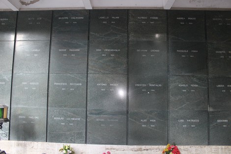 Sacrario dei Partigiani di Sampierdarena con lastre memoriali e fiori in omaggio ai caduti della Resistenza.