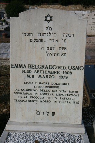 Cenotafio nel cimitero ebraico, in memoria delle vittime della deportazione. Ricordo e riflessione.