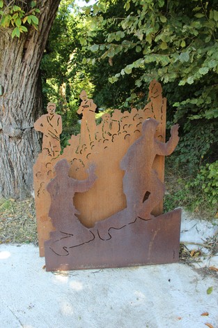 Scultura metallica che rappresenta figure umane in movimento, collocata lungo la Strada della battaglia di Fonteno.